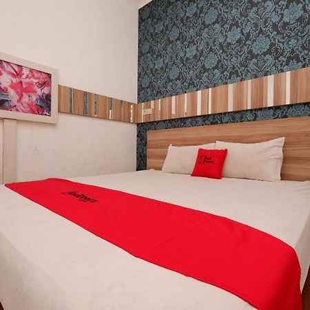 Hotel RedDoorz near Plaza Simpang Lima Semarang Esterno foto