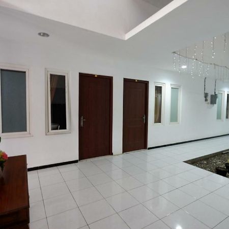 Hotel RedDoorz near Plaza Simpang Lima Semarang Esterno foto