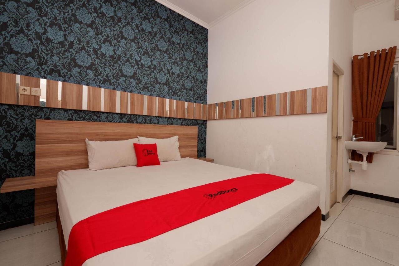 Hotel RedDoorz near Plaza Simpang Lima Semarang Esterno foto