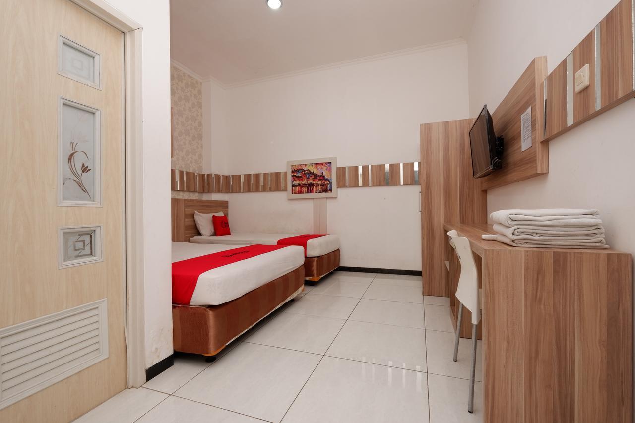 Hotel RedDoorz near Plaza Simpang Lima Semarang Esterno foto