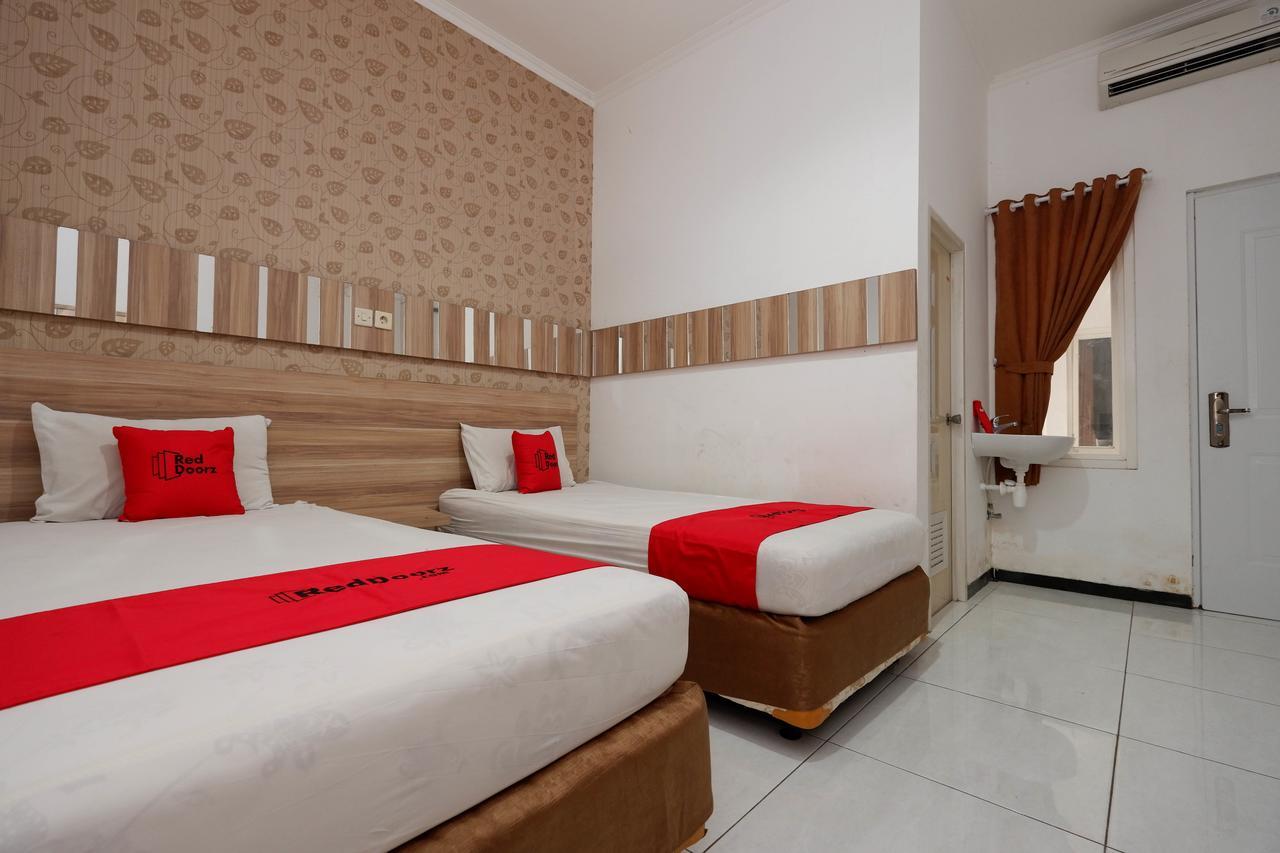 Hotel RedDoorz near Plaza Simpang Lima Semarang Esterno foto