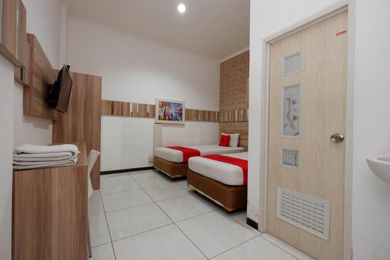 Hotel RedDoorz near Plaza Simpang Lima Semarang Esterno foto