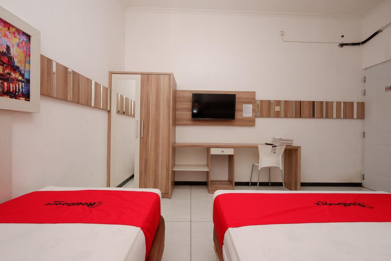 Hotel RedDoorz near Plaza Simpang Lima Semarang Esterno foto