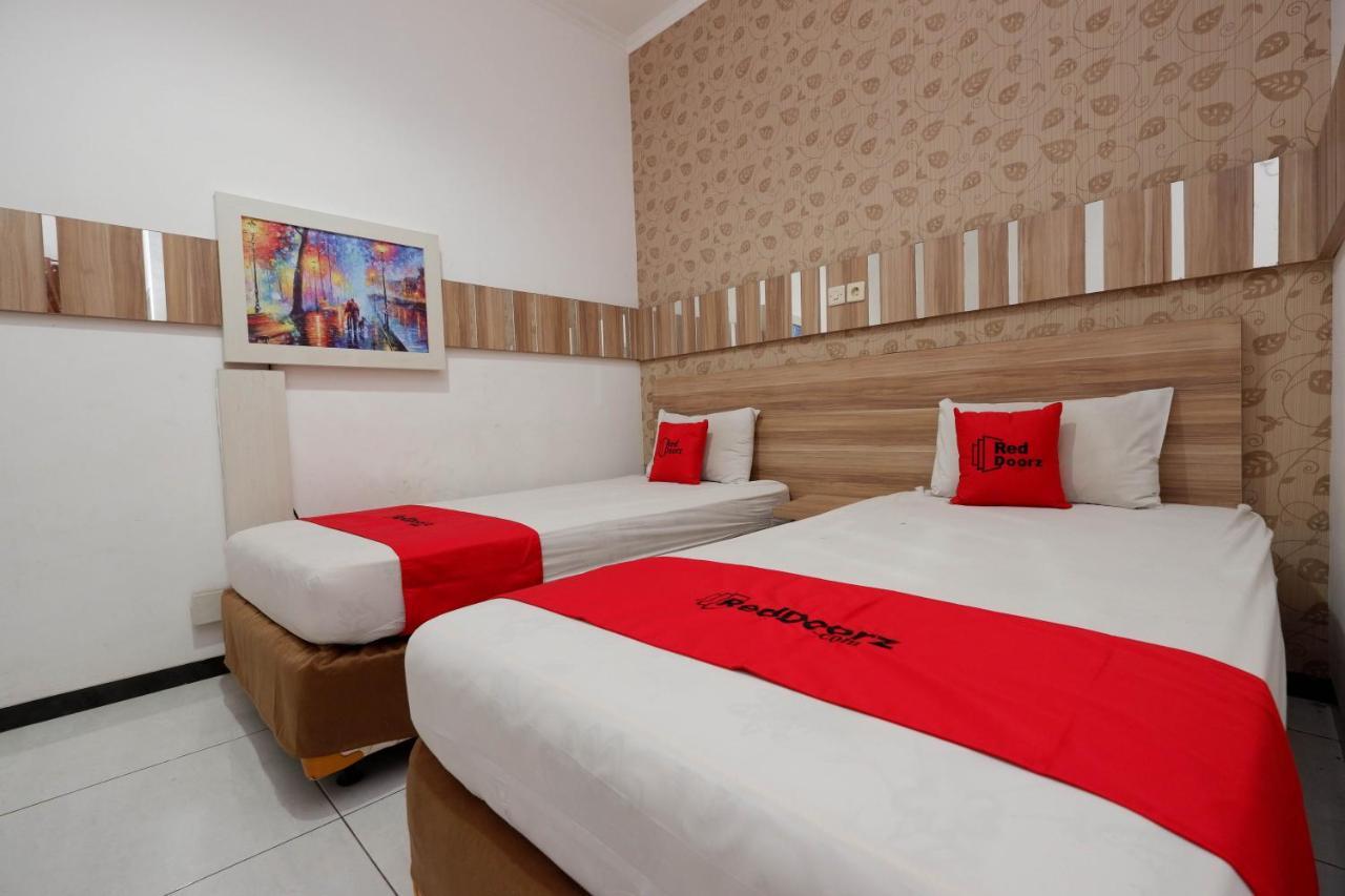 Hotel RedDoorz near Plaza Simpang Lima Semarang Esterno foto