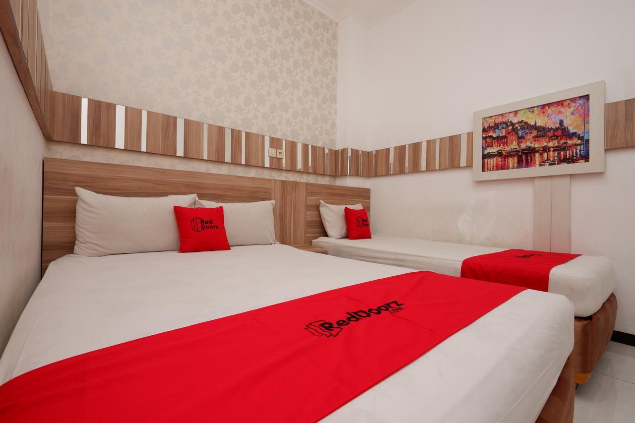 Hotel RedDoorz near Plaza Simpang Lima Semarang Esterno foto